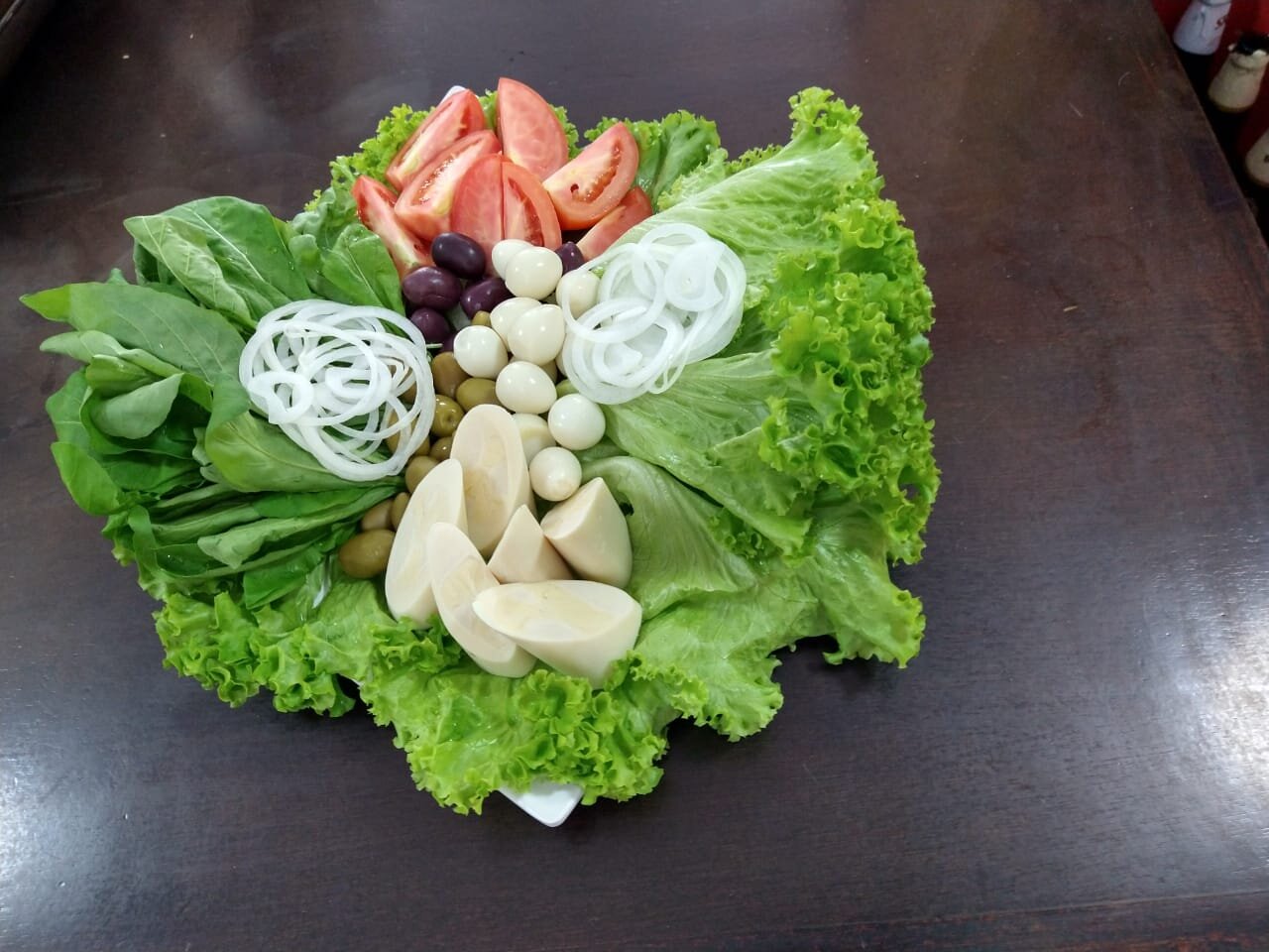 Salada Mista: alface, rucula, tomate, azeitona, ovos de codorna, cebola e palmito